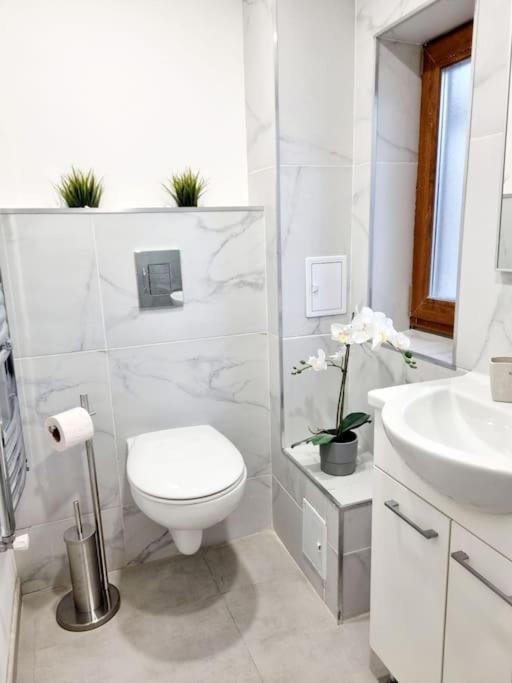Cozy Apartment Near City Center Bucareste Exterior foto